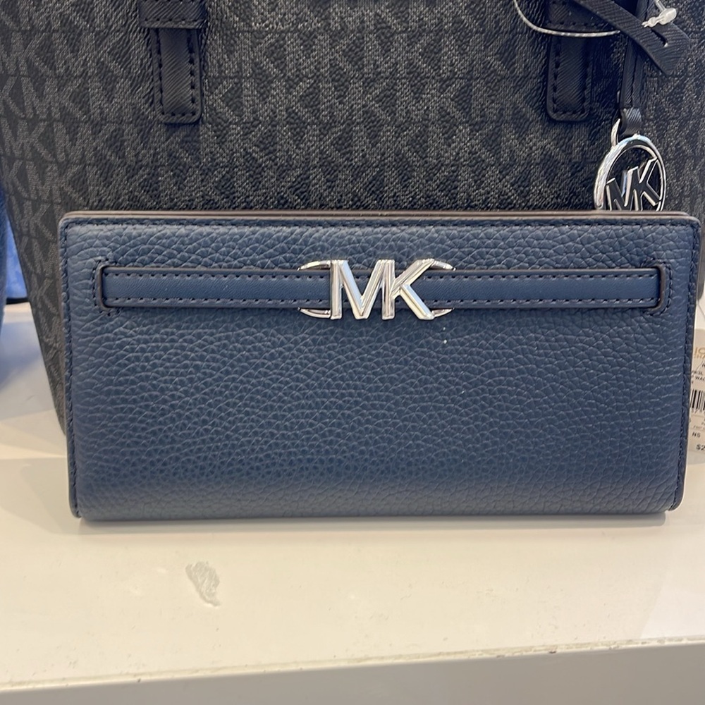 Michael Kors Reed Large Bifold Pebbled Leather Snap Wallet Card Case
Navy
NWT - Picture 14 of 16